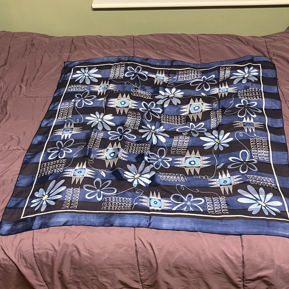 Blue silk daisy print scarf - Picture 4 of 4